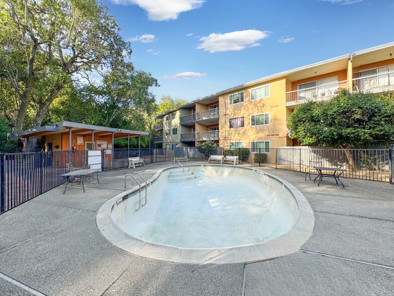 More Photos Of 195 Los Robles Rd, Novato Apartments For Sale