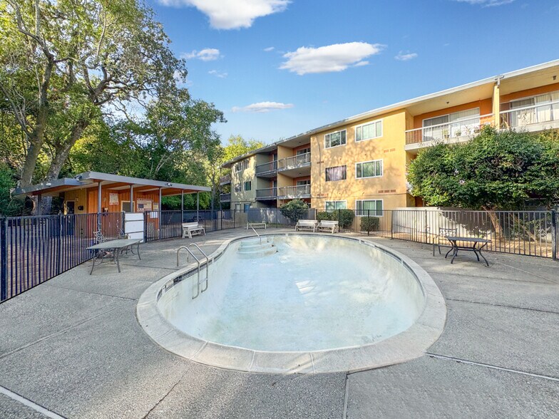 More Photos Of 195 Los Robles Rd, Novato Apartments For Sale