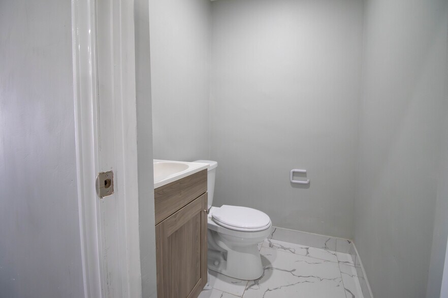 More Photos Of 5126 Victoria Ave, Niagara Falls Storefront Retail Residential For Lease