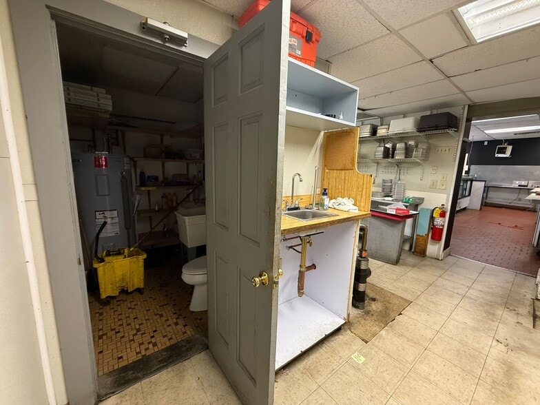 More Photos Of 643 Chandler St, Worcester Restaurant For Lease