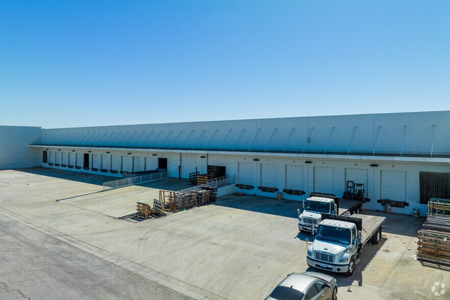 More Photos Of 41995 Zevo Dr, Temecula Distribution For Lease