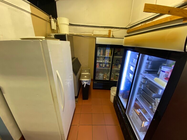 More Photos Of 121 S Henderson St, Rusk Restaurant For Sale