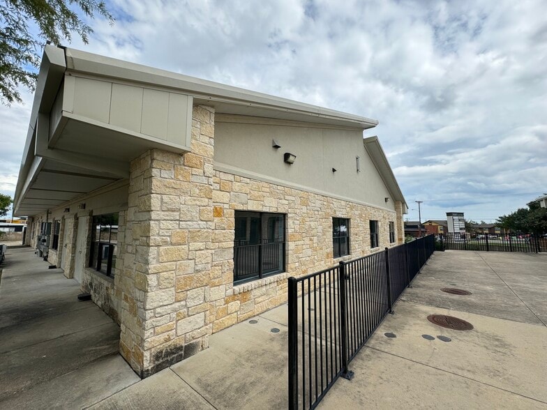 More Photos Of 1100 Sam Bass Rd, Round Rock Storefront Retail Office For Lease