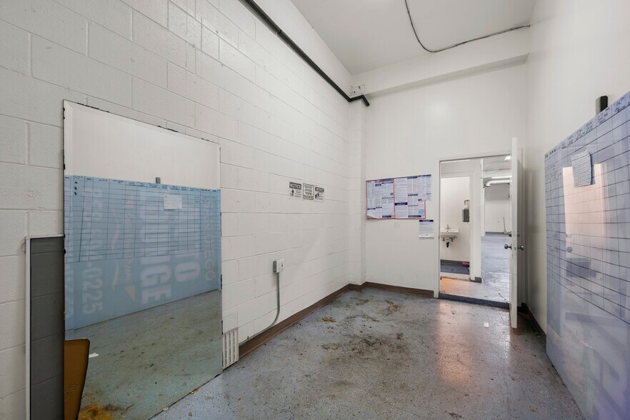 More Photos Of 7865 Balboa Ave, San Diego Freestanding For Lease