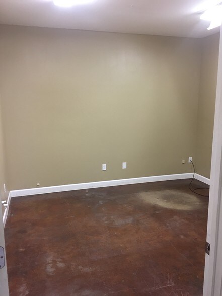 More Photos Of 1427 Tiger Dr, Thibodaux Light Distribution For Lease