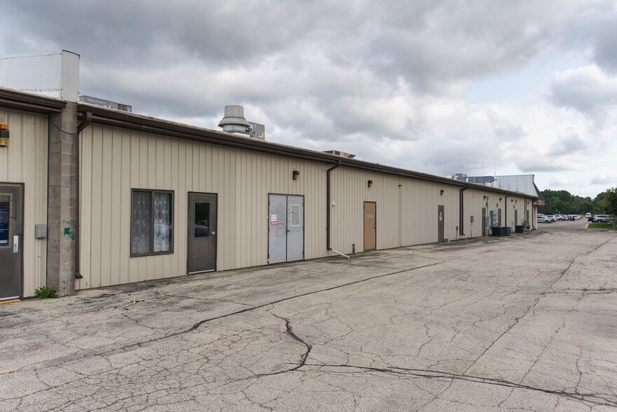 More Photos Of 1641 Commanche Ave, Green Bay Storefront For Sale