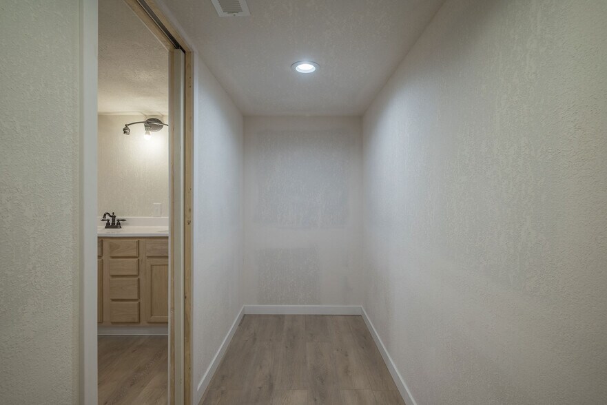 More Photos Of 841 Frances Ave, Neosho Flex For Sale