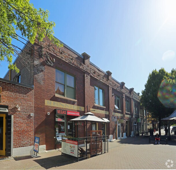 More Photos Of 2000-2004 Fernwood Rd, Victoria General Retail For Lease