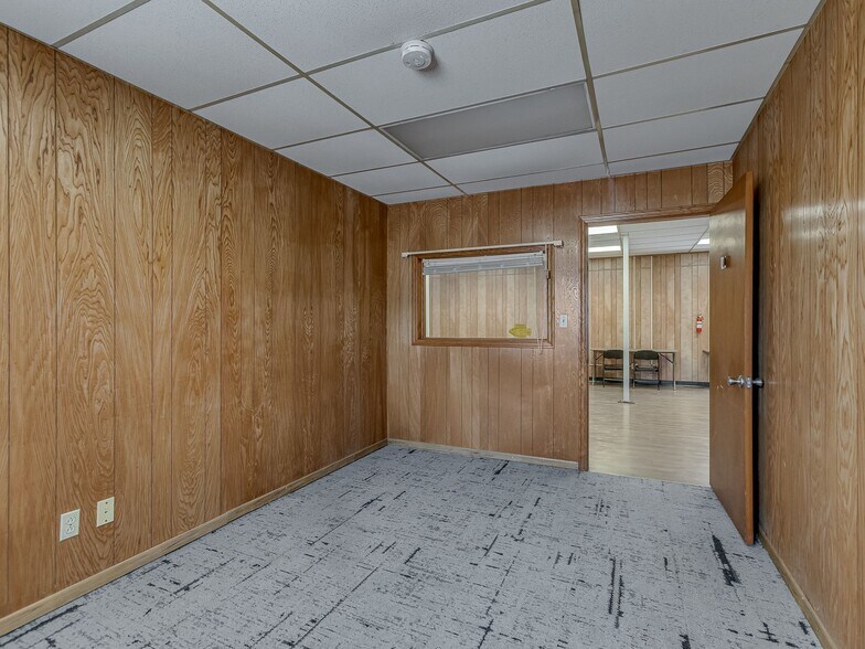 More Photos Of 111 N 4th St, Seminole Office For Sale