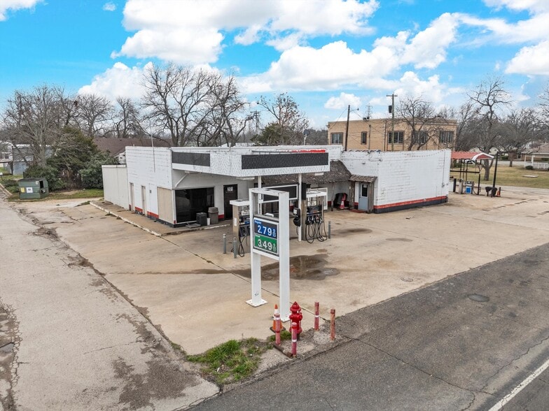 More Photos Of 201 W Oak St, West Service Station For Sale