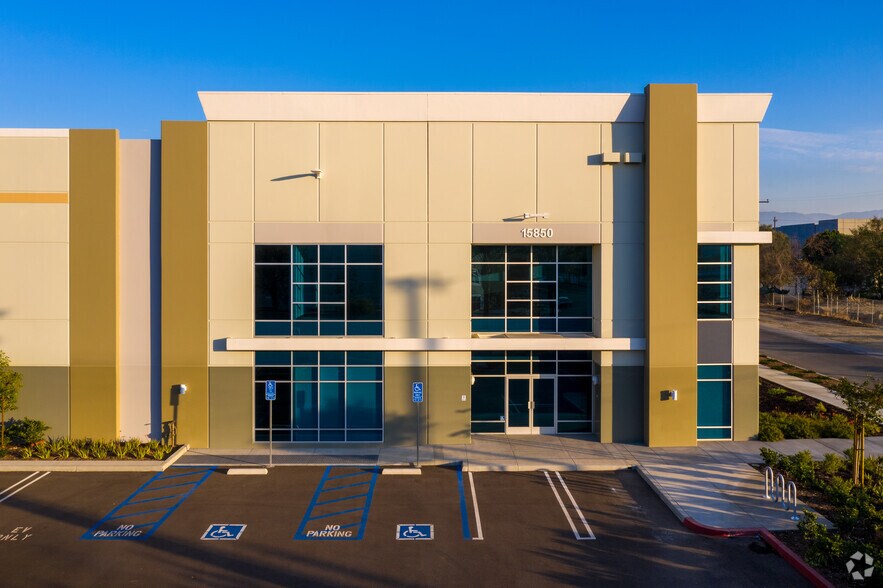 More Photos Of 15850 Slover Ave, Fontana Distribution For Lease