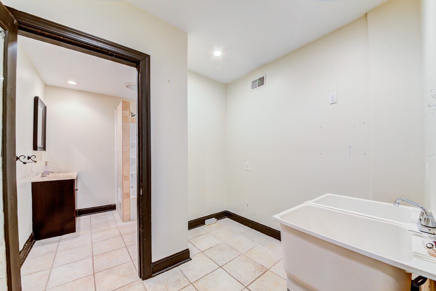 More Photos Of 5817 Ellsworth Ave, Pittsburgh Storefront Retail Office For Lease