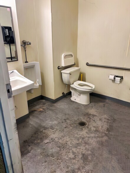 More Photos Of 1165A N DuPont Hwy, Dover Warehouse For Lease