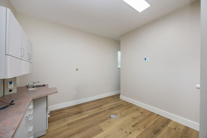 More Photos Of 871 106th Ave N, Naples Medical For Sale