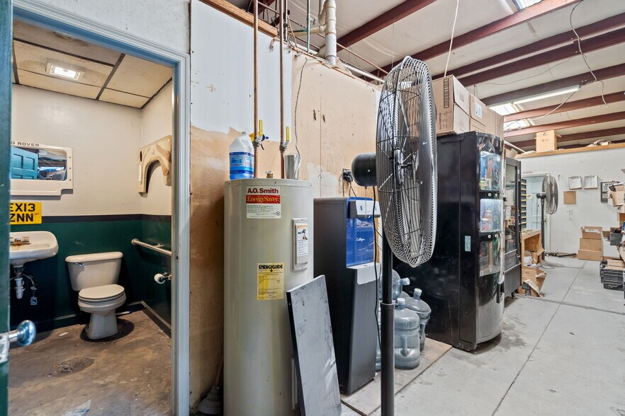 More Photos Of 4704 N College Rd, Castle Hayne Warehouse For Lease