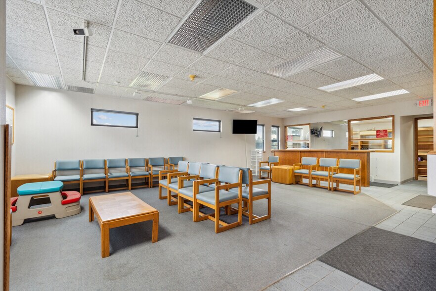 More Photos Of 305 E San Marnan Dr, Waterloo Medical For Sale