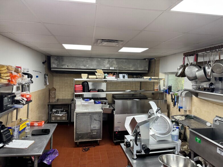 More Photos Of 1602 Lavista Rd, Atlanta Freestanding For Lease