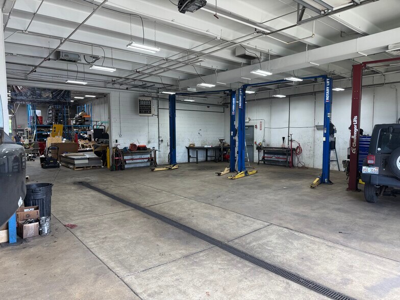 More Photos Of 7218 N Virginia Rd, Crystal Lake Light Distribution For Sale