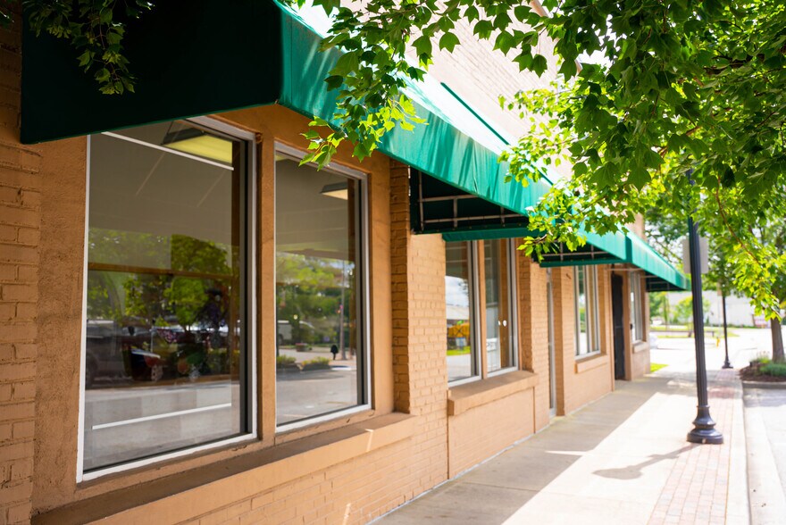 More Photos Of 239 Maxwell Ave, Greenwood General Retail For Sale