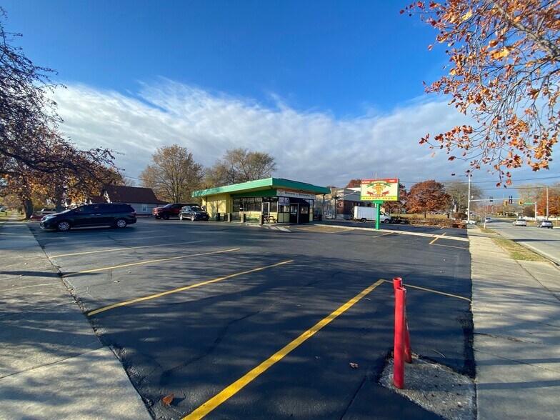 More Photos Of 930 W Illinois Ave, Aurora Freestanding For Sale