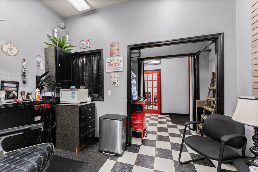 More Photos Of 208 N Main St, Nixa Freestanding For Sale