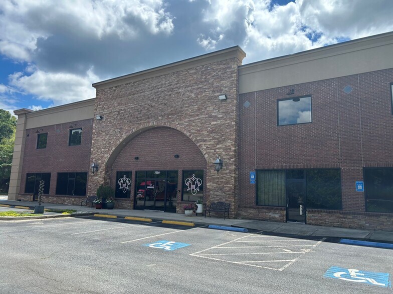 More Photos Of 2000 Ray Moss Connector, Johns Creek Freestanding For Sale