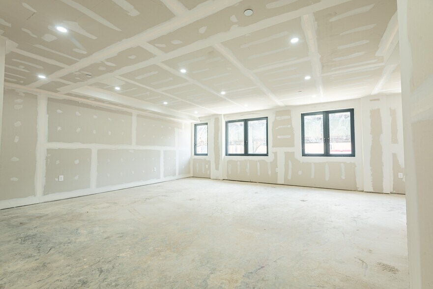 More Photos Of 3043 31st St, Long Island City Service For Lease