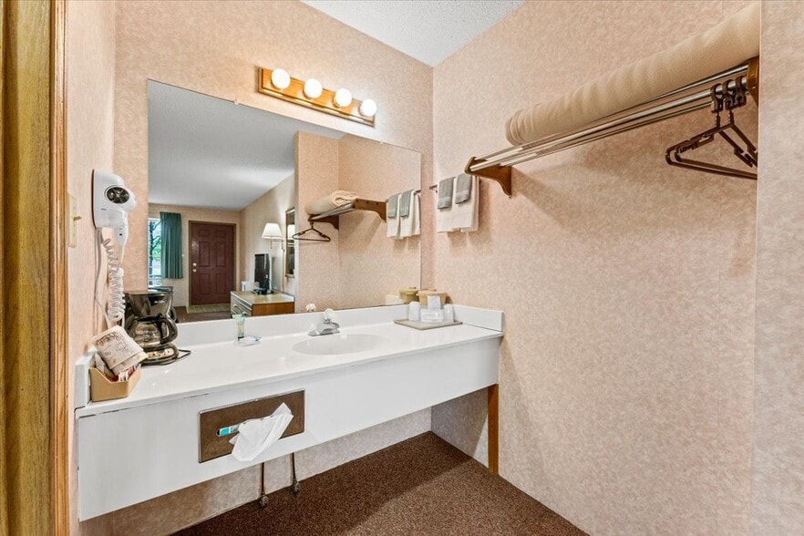 More Photos Of 3043 E Van Buren, Eureka Springs Hotel For Sale