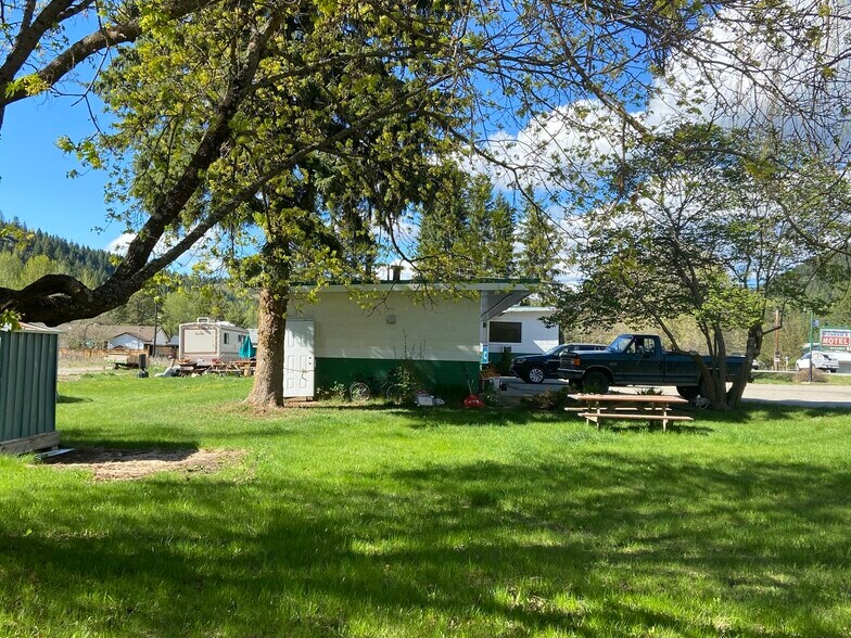 More Photos Of 455 Government St S, Greenwood Hotel For Sale