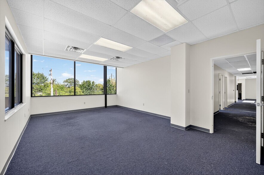 More Photos Of 514 E King Rd, Malvern Storefront Retail Office For Sale