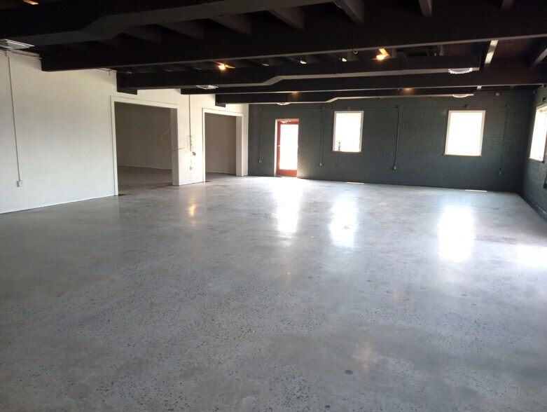 More Photos Of 10201 Abercorn St, Savannah Bar For Lease