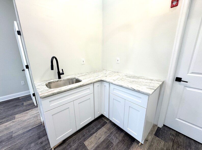 More Photos Of 1500 W Loudon St, Philadelphia Office Residential For Lease