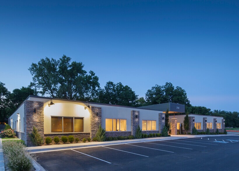 More Photos Of 2761 E Skelly Dr, Tulsa Medical For Lease