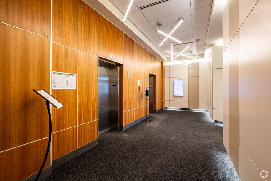 More Photos Of 3111 Boul Saint-Martin O, Laval Office For Lease