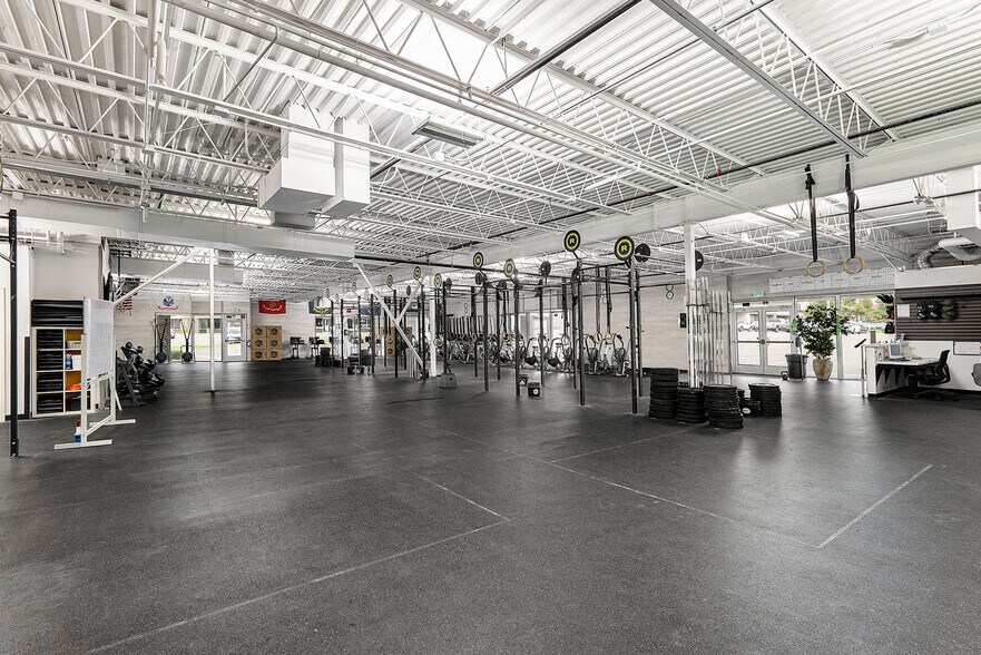 More Photos Of 221 W County Line Rd, Littleton Freestanding For Lease