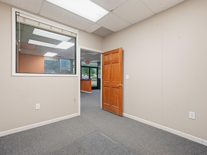 More Photos Of 832 W 11 Mile Rd, Madison Heights Warehouse For Sale