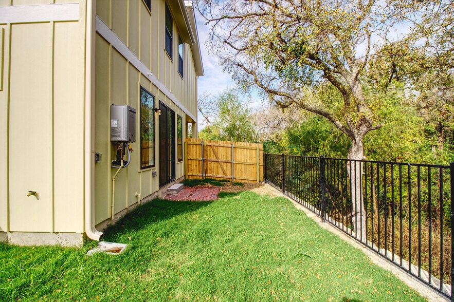 More Photos Of 2608 Bristol Dr, Austin Multifamily For Sale