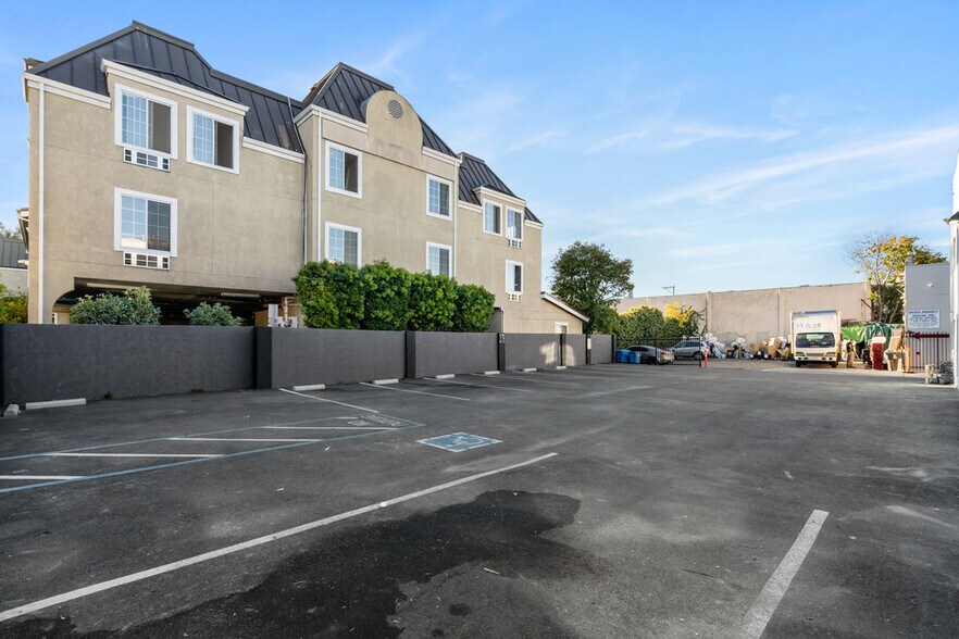 More Photos Of 1802-1808 El Camino Real, Redwood City General Retail For Lease