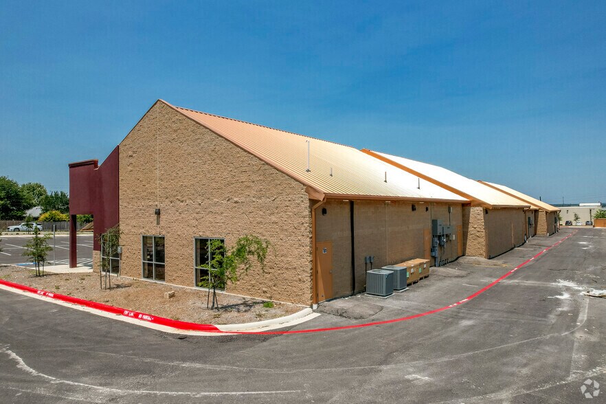 More Photos Of 2009 S Walnut Ave, New Braunfels Storefront For Lease