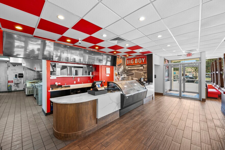 More Photos Of 32704 Grand River Ave, Farmington Restaurant For Sale