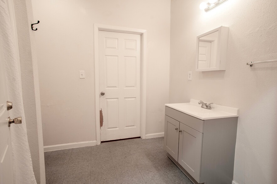 More Photos Of 910 Brenda St, Houston Warehouse For Sale