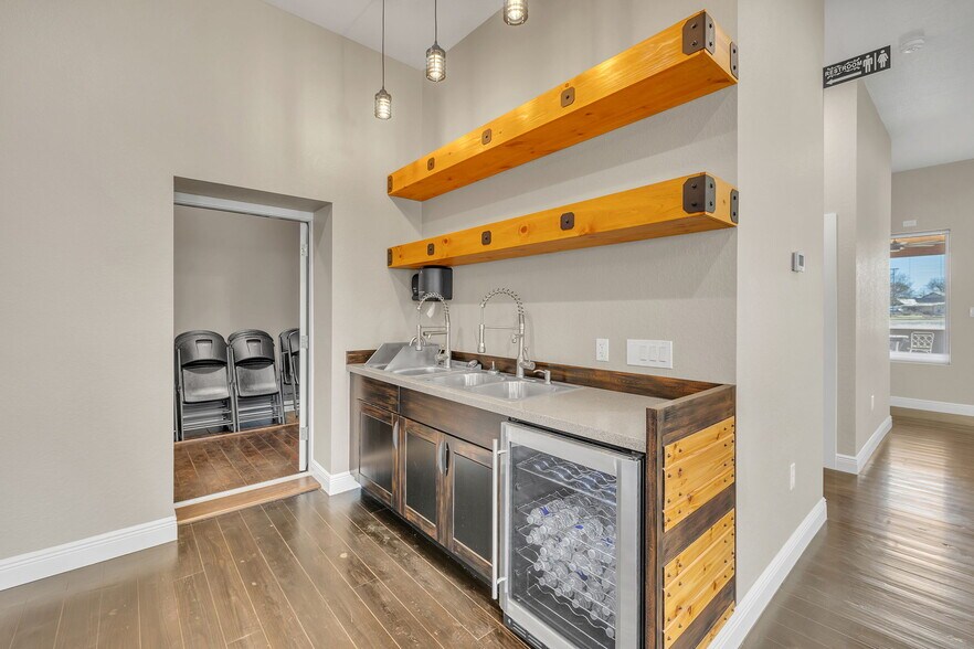 More Photos Of 220 W FM 473, Comfort Storefront Retail Office For Lease