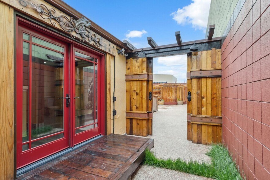 More Photos Of 1637 Del Monte Blvd, Seaside Storefront For Sale