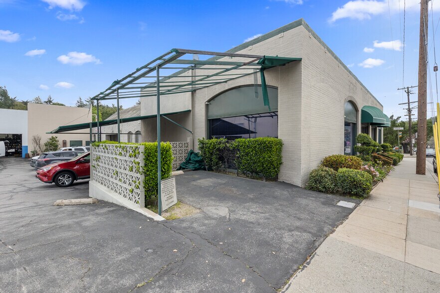More Photos Of 3450 N Verdugo Rd, Glendale Storefront For Sale