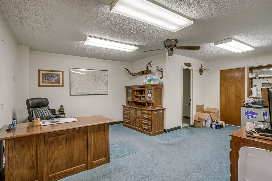 More Photos Of 1841 W Division St, Arlington Warehouse For Sale