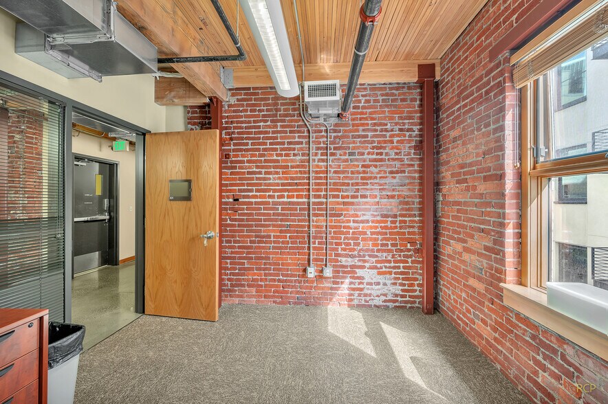 More Photos Of 75 NW Couch St, Portland Medical For Lease