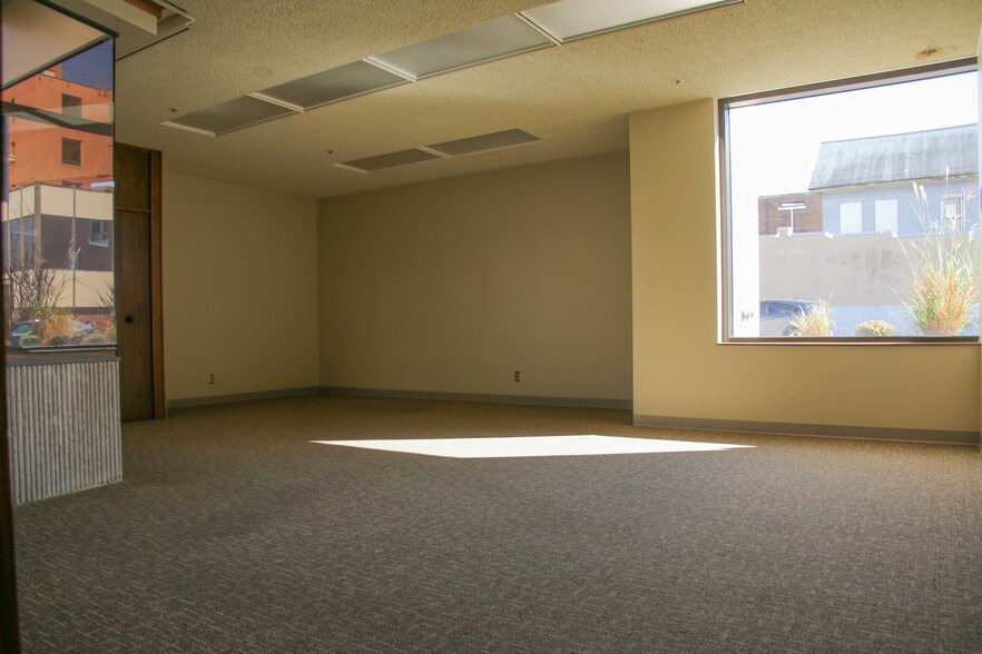 More Photos Of 501 15th St, Moline Office For Lease