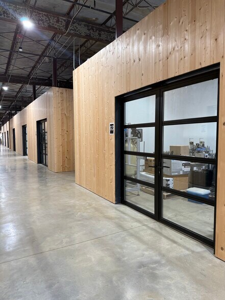 More Photos Of 600 S 1st St, Rogers Warehouse For Lease