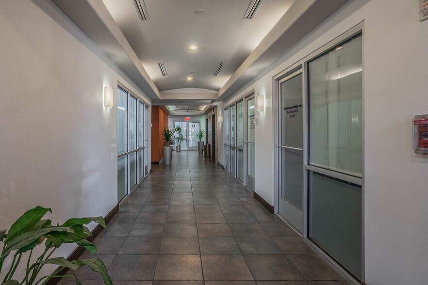 More Photos Of 7878 E Gateway Blvd, El Paso Medical For Lease