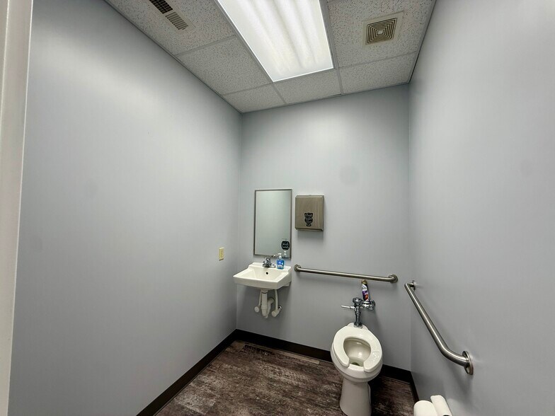 More Photos Of 2140 W Arlington Blvd, Greenville Medical For Lease